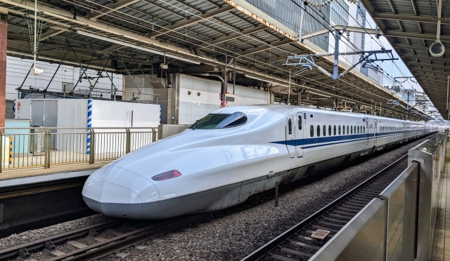 駅のホームと新幹線