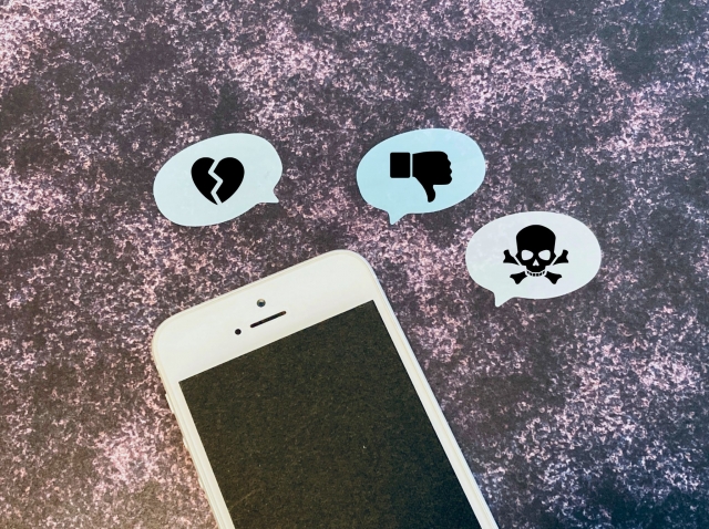 スマホと不満を表す吹き出し