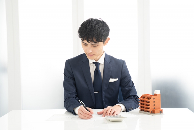 マンションの査定をする男性