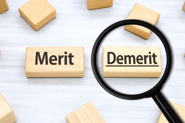 DEMERITと書かれたブロックと虫眼鏡