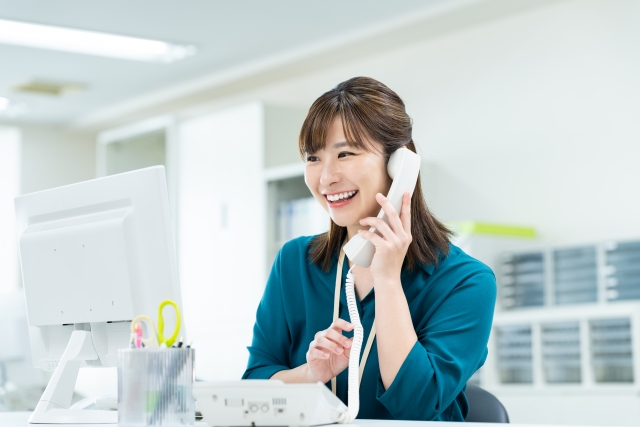 笑顔で電話対応している女性