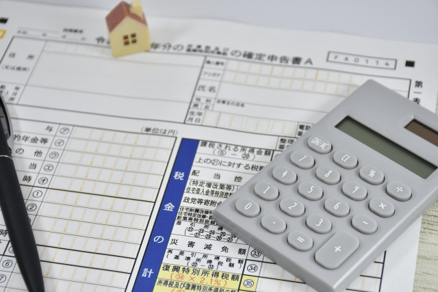 確定申告の用紙と電卓
