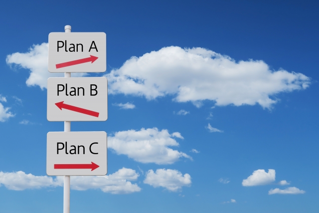 3つのプランが描かれた看板