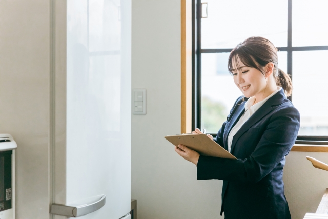 訪問査定をする女性