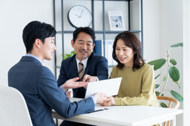 夫婦に説明する説明する男性