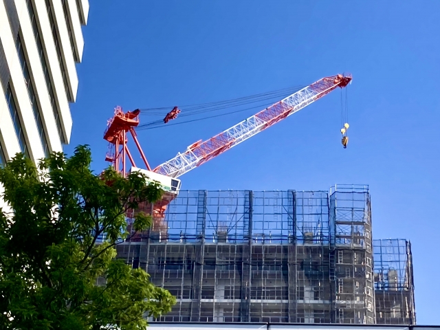 高層ビル建設中のクレーン