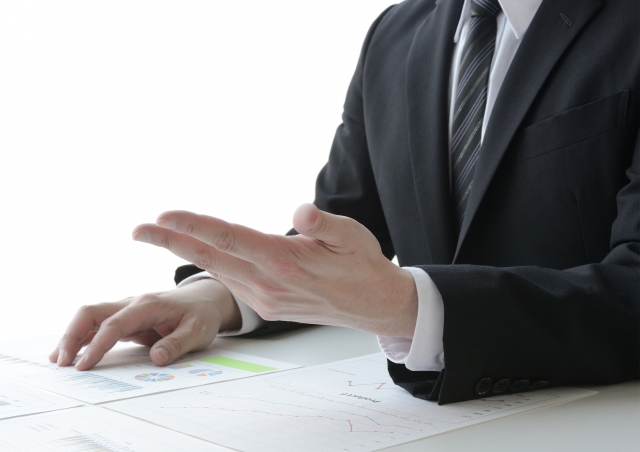 手を広げているビジネスマン