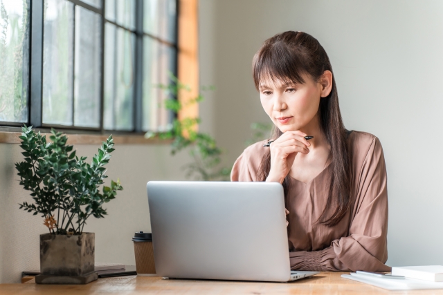 オンラインで手続きをする女性