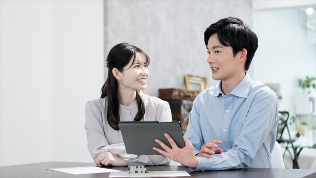 タブレットで資料を見る男女