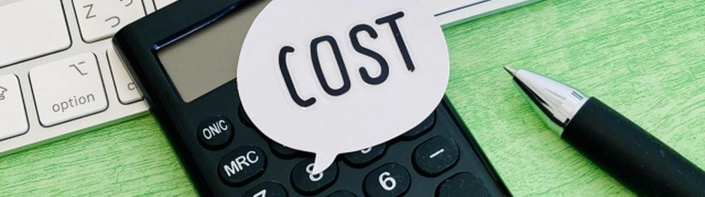 COSTと書かれた吹き出し、電卓とパソコン、ペンのイメージ