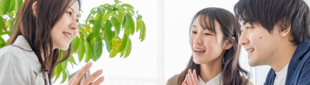 専門家に相談する若い夫婦の安心表情